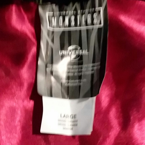 Universal Monster Classic Vampire Costume - Picture 9 of 11